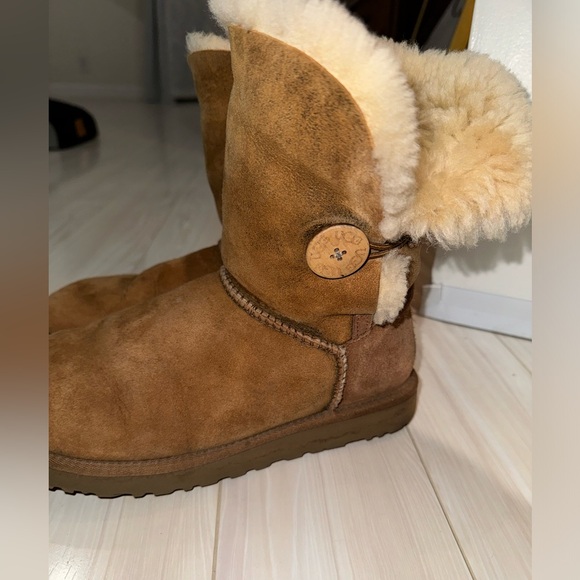 Ugg Bailey Button Chestnut (8) - Picture 6 of 10